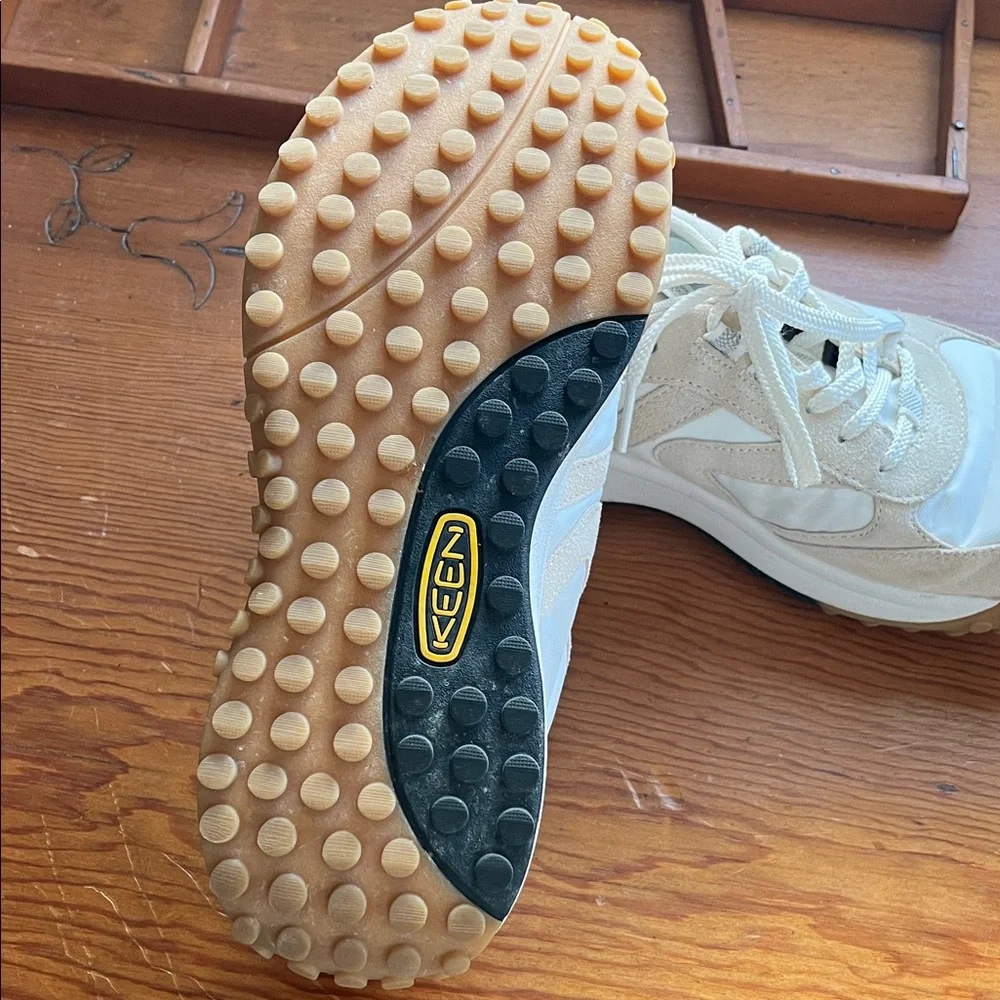 Keen women’s White and Tan Sneakers - Picture 5 of 6
